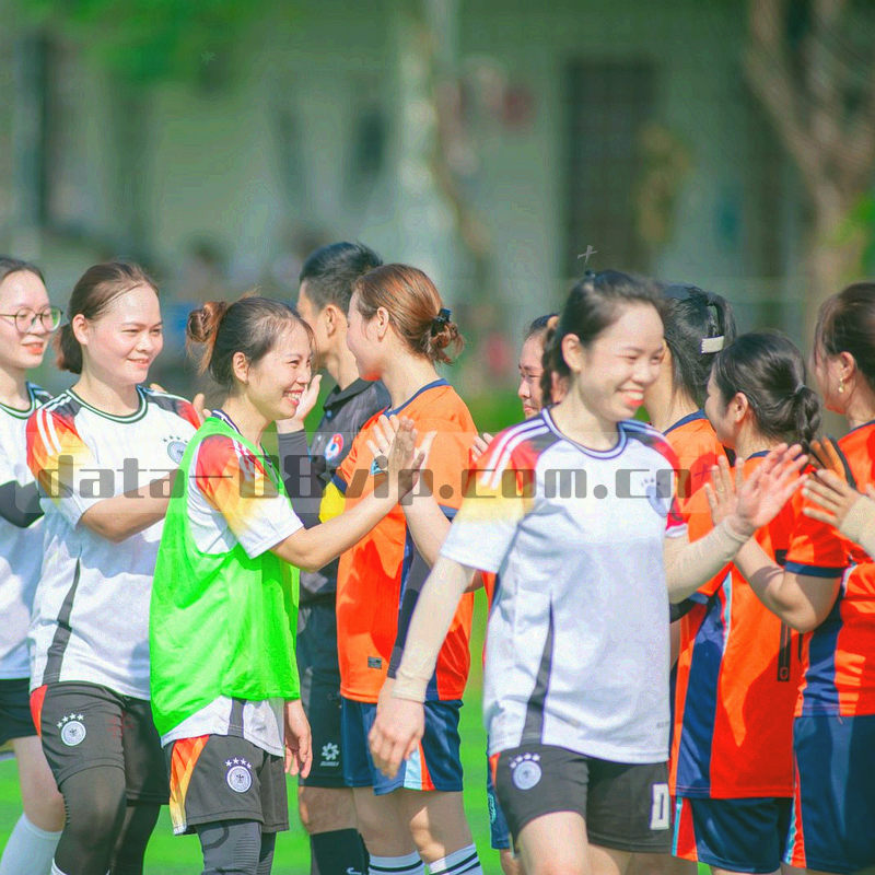 深蓝底球员侧身剪影，肩部轮廓被橙色光边勾勒